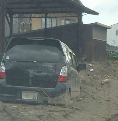 土砂に埋まり放置されている車