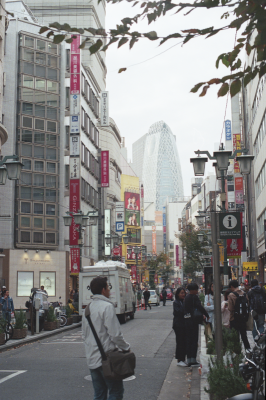 赤枠で囲ったコマは空が写りこんでいるため、逆光補正ボタンを使って露出補正を試みています。地面や建物は適切に写っていますが空はとびかかっています。