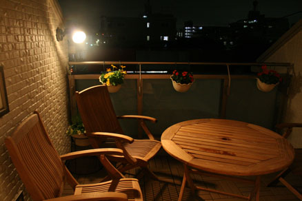 夜のバルコニー