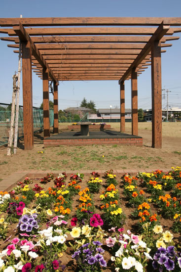 公園とベンチと花壇と