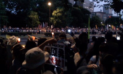 両脇の歩道に分けられたデモ・・・。