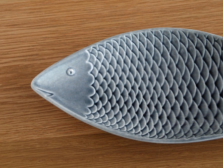 スティグ リンドベリがデザインしたニッコリ笑顔のお魚プレート | 北欧ブログ～人気北欧ショップが選ぶ、北欧雑貨・北欧食器・北欧家具 - カラメル