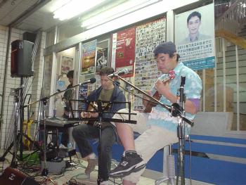 博信堂GTライブ 店横からちゃむさんとブライアンさん