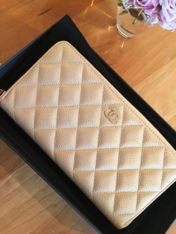 友利新さん愛用　CHANEL(シャネル）　ゴールドの長財布　ウォレット　2015年3月3日ブログ