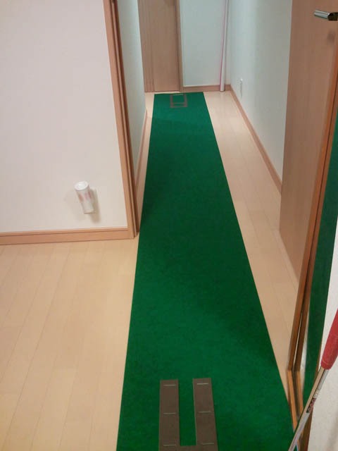 廊下でロングパットの練習