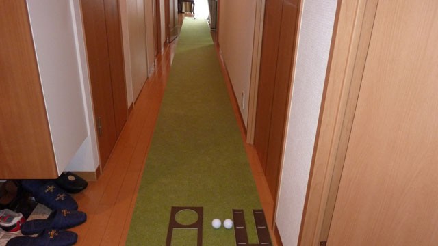 まさに家にいながらにして、コースの練習グリーンと同様な練習ができます。