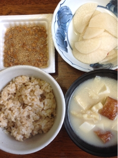 今日の朝食 玄米 豆腐と油揚げの味噌汁 納豆 大根漬け 青汁屋の私的ノート