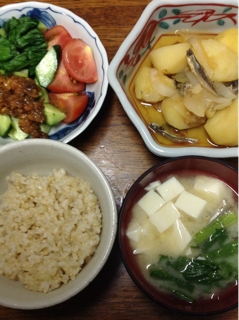 今日の夕食 玄米 じゃがいもと玉ねぎの煮物 胡瓜トマト小松菜 豆腐と小松菜の味噌汁 青汁屋の私的ノート