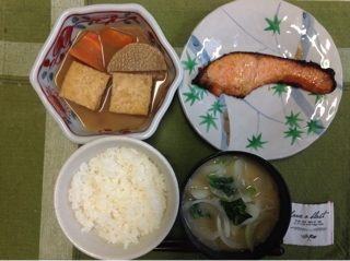 今日の朝食 白米 玉ねぎと小松菜の味噌汁 鮭の西京漬 厚揚げ煮 青汁屋の私的ノート