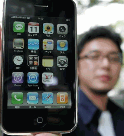 米アップルの携帯電話「iPhone 3G」を購入したお客さん=11日午前8時45分、東京・表参道(緑川真実撮影)