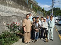 作業が終わって、はいポーズ。早く花が咲くといいですね。