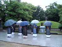 優しい雨と読経が、原爆供養塔を包んでいました。