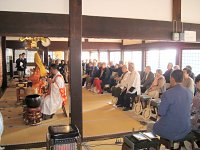 檀信徒と同席して行われた「御会式」法要。