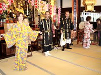 沖縄の衣装を身にまとい、楽しいライブを奉納してもらいました。