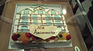 三木医院をかたどった、お祝いケーキ。