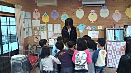 子ども達が、もぶれついていました。