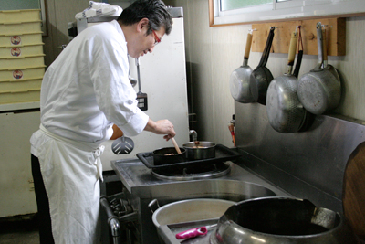 タルトタタンを作る三井龍史さん
