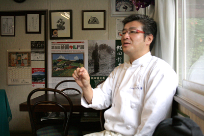 お話してくださる龍史さん