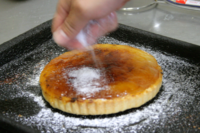焼きを入れたタルトタタンにシュガーをかける