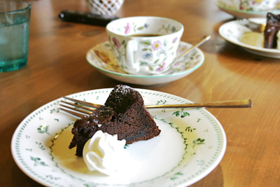 キッチンハートランド、テーブル風景。コーヒーカップとチョコレートケーキ