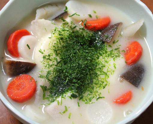 淡路島のお雑煮は白みそ、丸餅は煮て、青海苔トッピング
