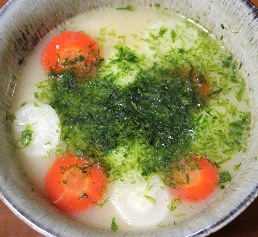 淡路島のお雑煮は白みそ、丸餅は煮て、青海苔トッピング
