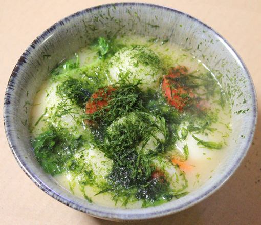 淡路島のお雑煮は白みそ、丸餅は煮て、青海苔トッピング