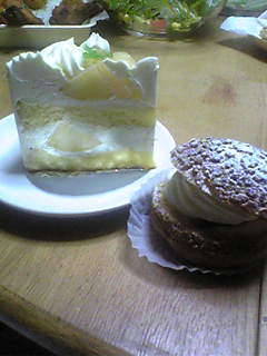 桃のショートケーキと生シュー