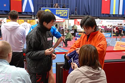 サインに応じる選手