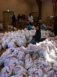 サンタが100人やってくるプレゼント詰め.jpg