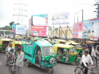 インドの駅周辺