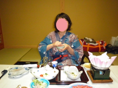 夕食を食べるハニー