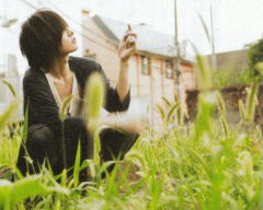 花束の花が一つずつ枯れてくのを眺めているような 三角座りと群青