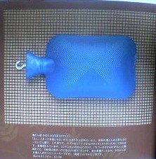 湯たんぽって真鍮か暖色系のプラ製ってイメージが強いのにあえて青って凄くない?