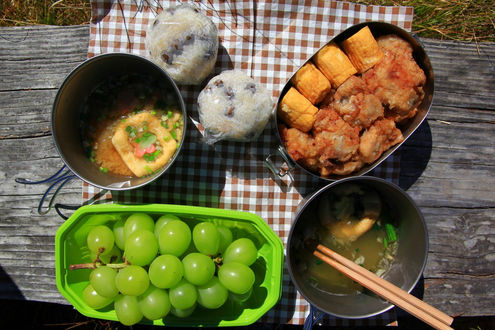 むかごおにぎりと唐揚げと卵焼きとぶどうとお吸い物