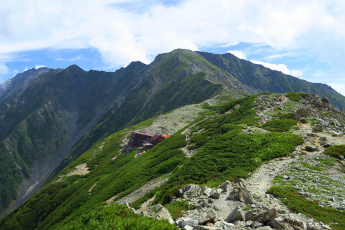 北岳から北岳山荘を望む