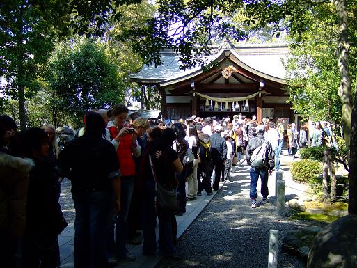 ご神体の前の行列