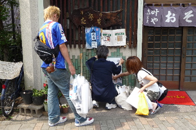 神奈川区ポスターチーム第1班、貼り替え作業中!