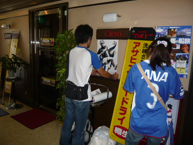 神奈川区ポスターチーム第2班、貼り替え作業中!