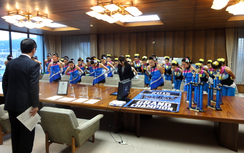 チアダンスチームが富士市長を表敬訪問 富士市議会議員 海野しょうぞう公式ウェブサイト