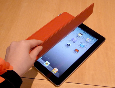 赤いカバーとiPad2