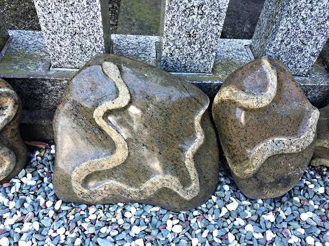 蛇 石 縁起物 金蛇水神社