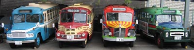 ボンネットバス4台並び(右から順に、ニッサンU690・日野BA14・いすゞBX141・トヨタDB100)