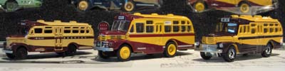 ミニカー比べ。中央:本品(単品販売仕様)、右:2005年に発売されたトミカ(発売元:ミニカーショップイケダ)、左:2007年1月にローソンで缶コーヒー2本におまけとして付いていた「全国観光地めぐり バスコレクション」(全8種)での鞆鉄道モデル。