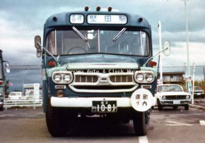 江若交通のいすゞBXD30(1967年式,帝国自動車工業) 堅田営業所で1976年か77年に撮影されたものか