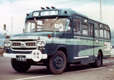 江若交通のいすゞBXD30(1967年式,帝国自動車工業) 堅田営業所で1976年か77年に撮影されたものか