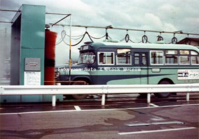 江若交通のいすゞBXD30(1967年式,帝国自動車工業) 堅田営業所で1976年か77年に撮影されたものか