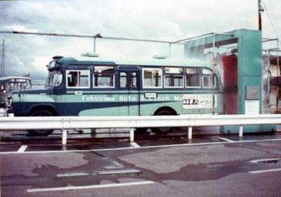 江若交通のいすゞBXD30(1967年式,帝国自動車工業) 堅田営業所で1976年か77年に撮影されたものか