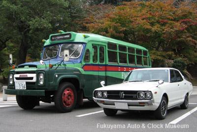 ボンネットバス・ニッサンU690とスカイライン4ドアセダン2000GTX−E 三次市三次町・尾関山公園において