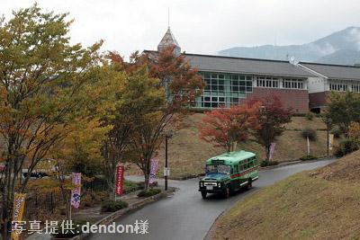 布野ふるさとまつり会場の布野運動公園から試乗会へ出発するボンネットバス・ニッサンU690
